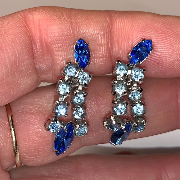 Beautiful vintage blue and clear rhinestone screw on earrings - Picture 3 of 5